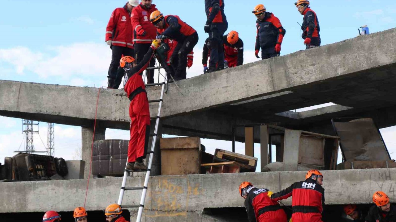 Erzincan’da Bingöl Bölge Düzeyi Deprem Tatbikatının provası yapıldı