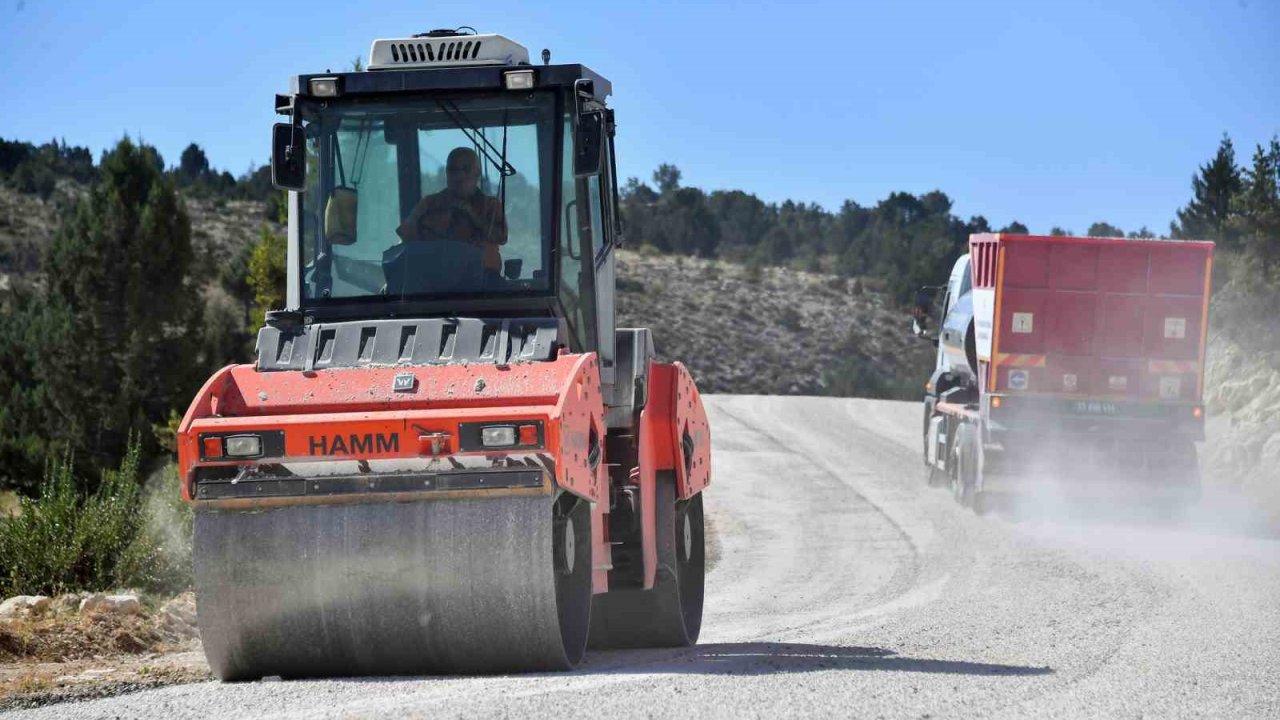 Silifke’de çiftçilerin kullandığı yollar yenileniyor