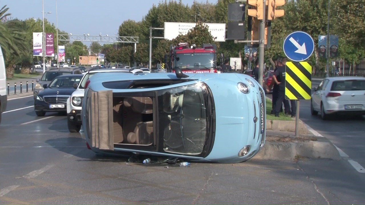 Maltepe’de kontrolden çıkan otomobil yan yattı