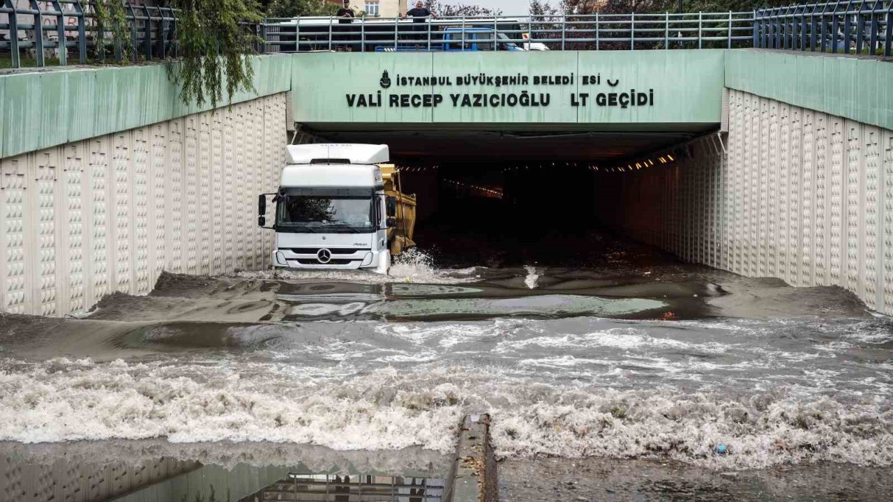 Bahçelievler Recep Yazıcıoğlu altgeçidini su bastı araçlar mahsur kaldı