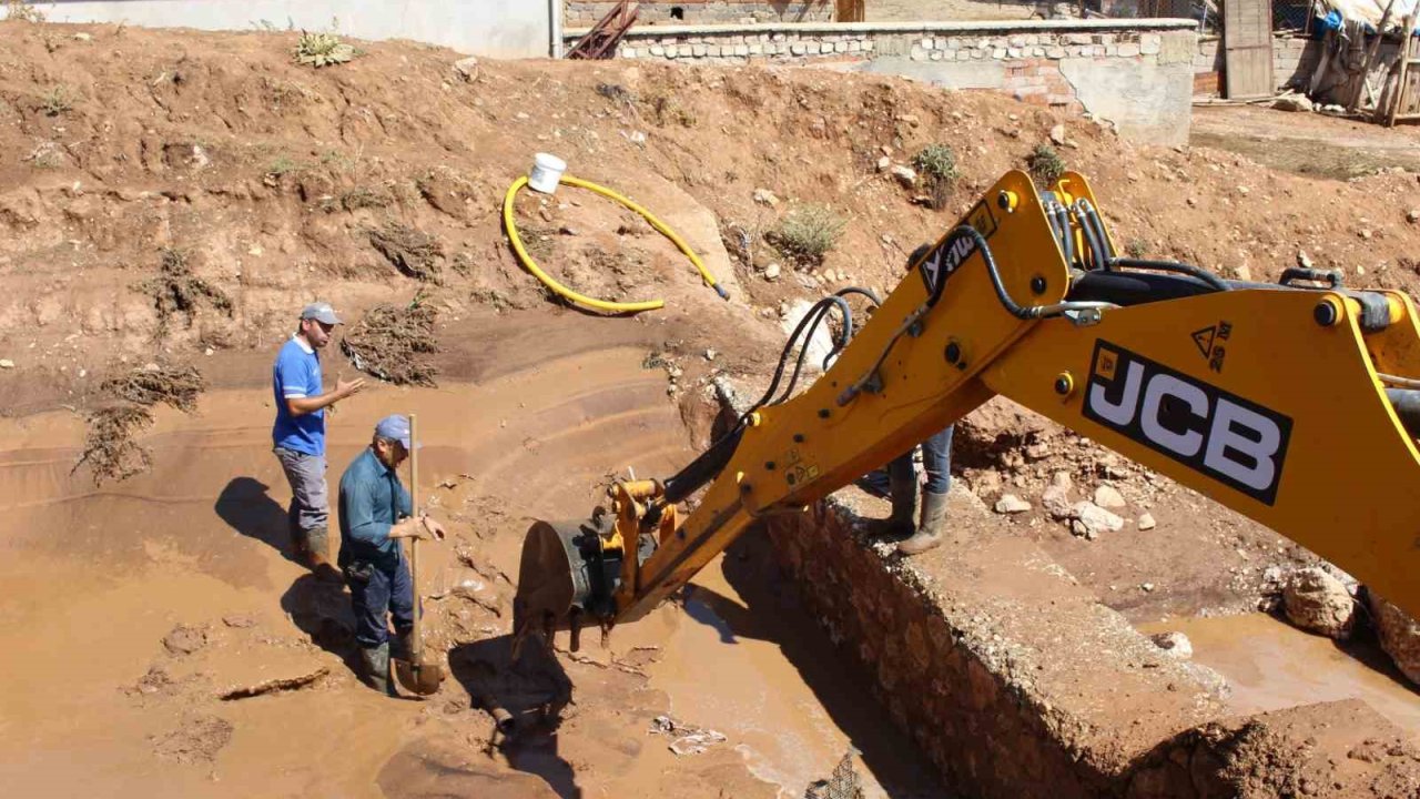 Elmalı’da su baskını yaşanan ev ve arazilerde hasar tespit çalışması yapıldı