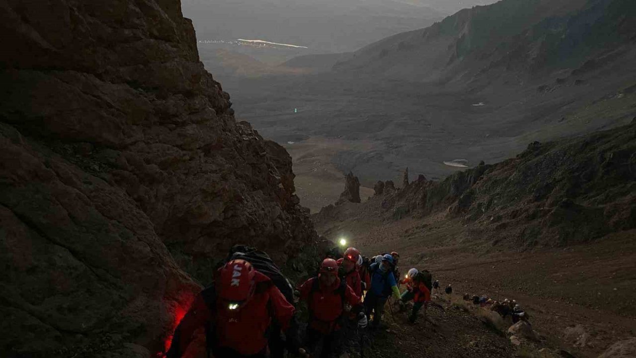 JAK Timlerinden Erciyes’e zirve tırmanışı