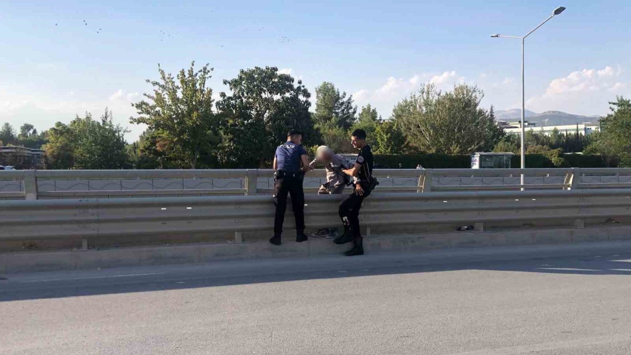 Üst geçitten atlamak isterken polis yakaladı