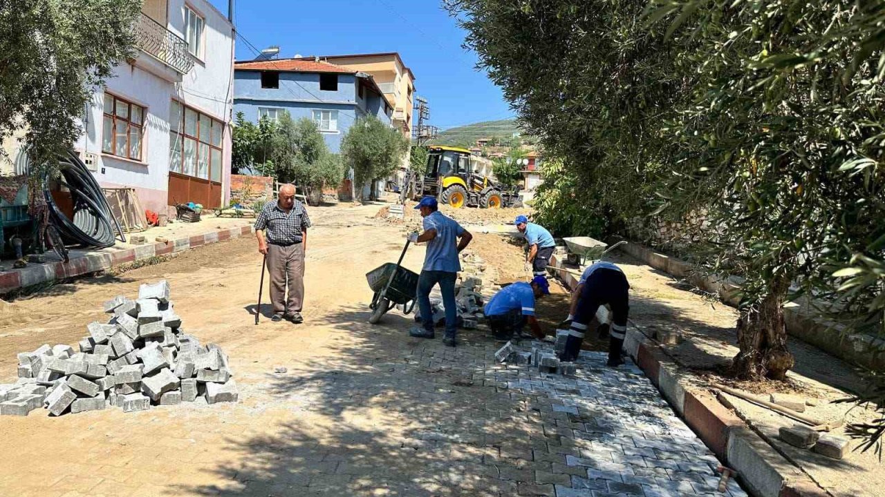 Karacasu’da selden hasar gören yollar yenileniyor