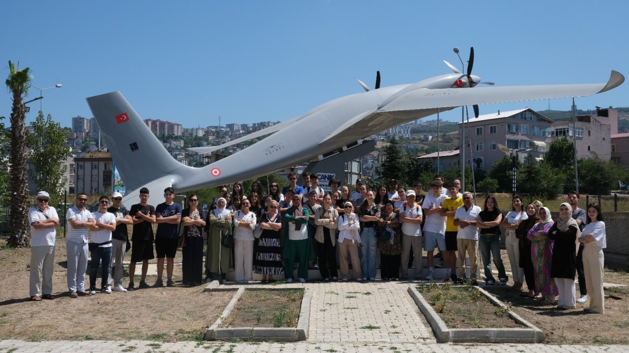 Rumen öğrencilerden Canik’te Akıncı TİHA pozu