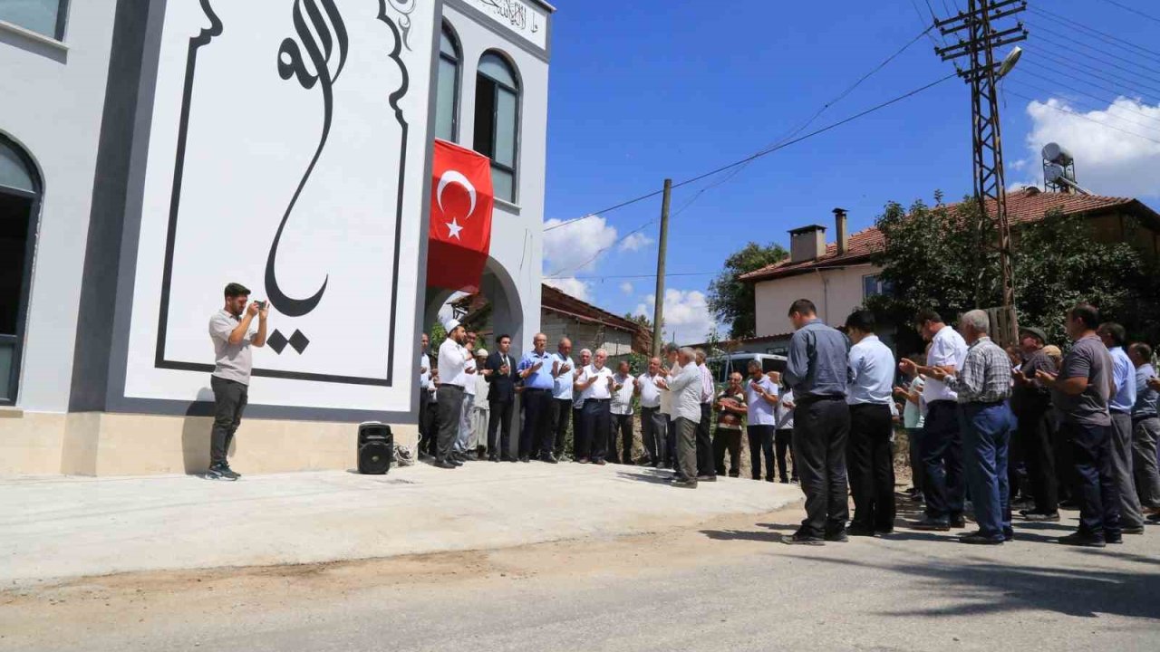 Çameli’nde imece usulü yapılan Elmalı Camisi ibadete açıldı