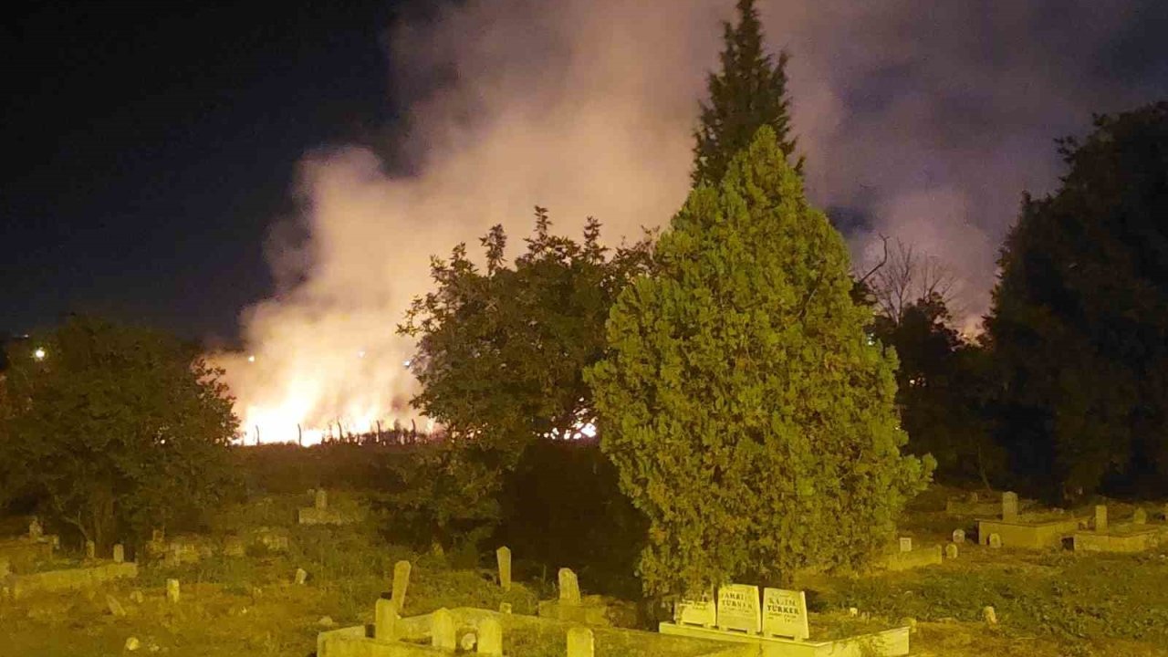 Lüleburgaz’da mezarlıkta çıkan yangın söndürüldü