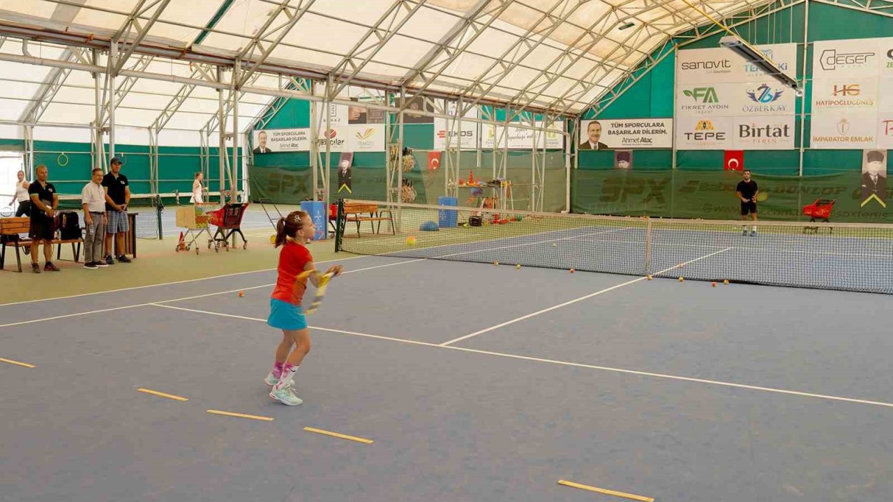 Tepebaşı’nda tenis turnuvası devam ediyor