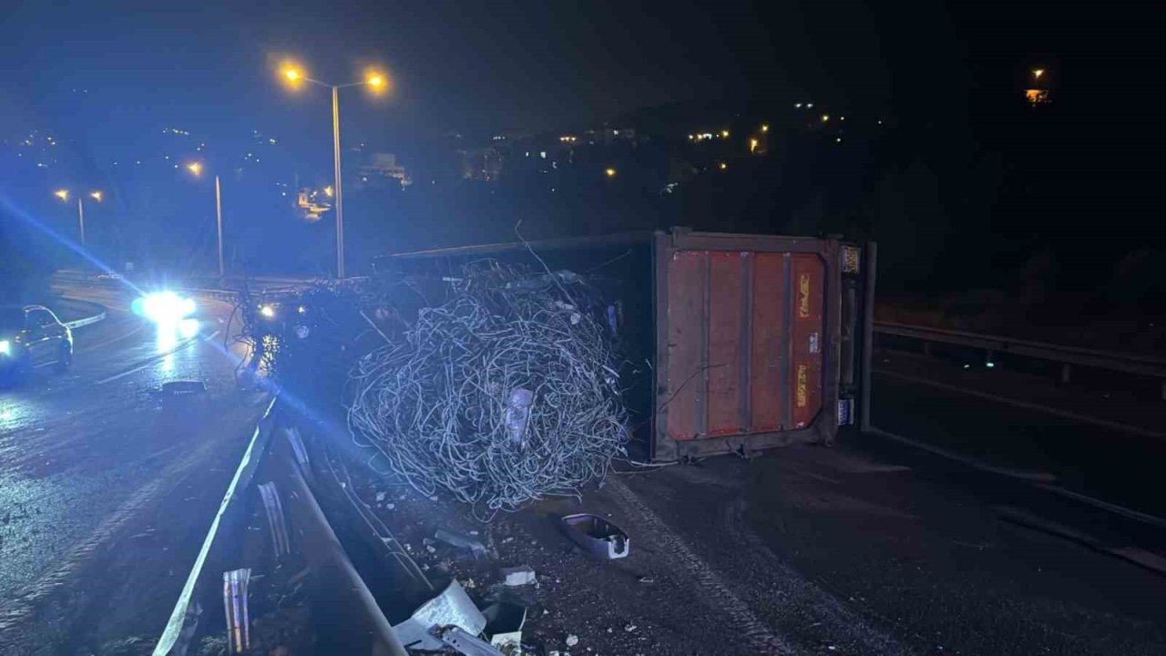 Hatay’da demir yüklü tır devrildi: 1 yaralı