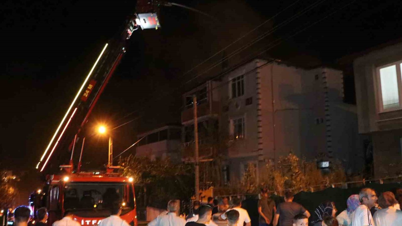 Çatı yangını büyümeden söndürüldü