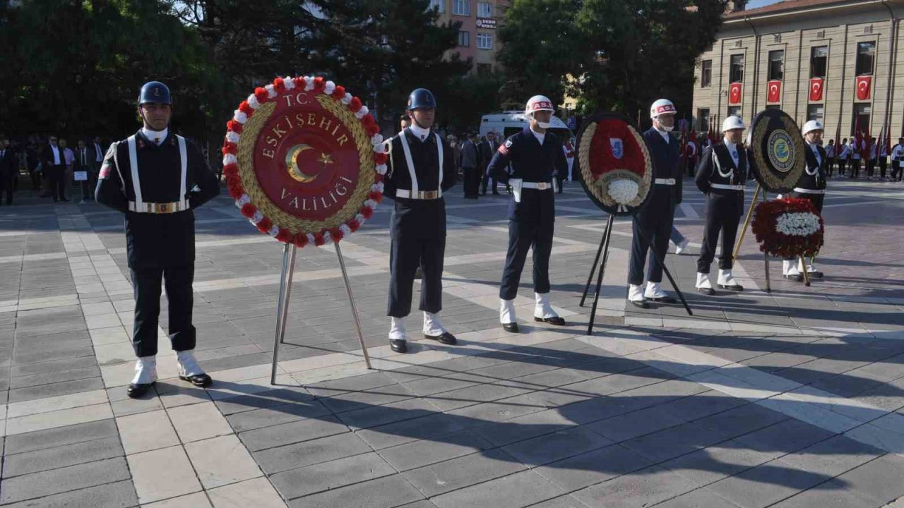 Zafer Bayramı kutlamaları çelenk sunumu ile başladı