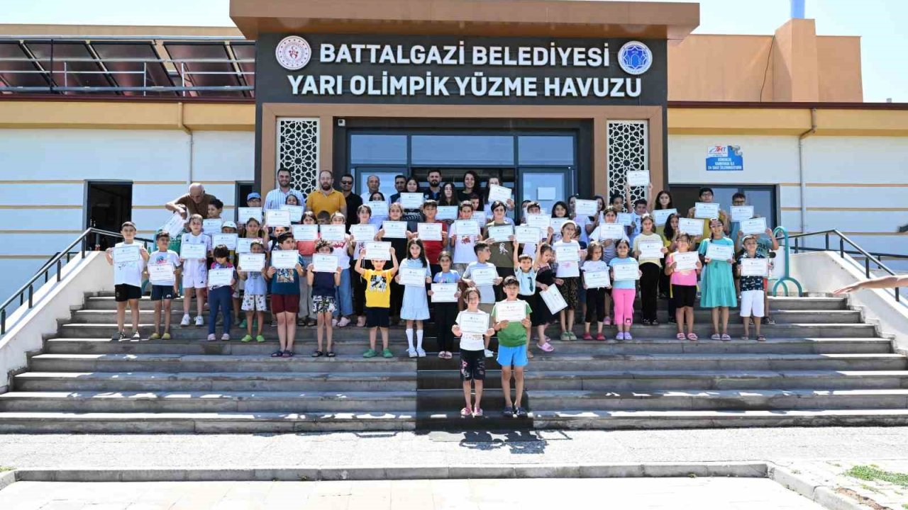 Battalgazi Belediyesi’nin "Yüzme Bilmeyen Kalmasın" projesiyle 110 çocuk yüzmeyi öğrendi