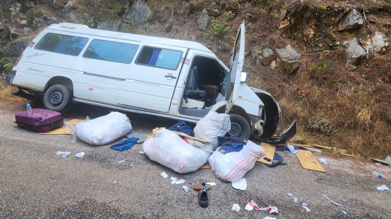 Alanya’da freni boşalan minibüs kayaya çarpıp devrildi: 3’ü çocuk 6 yaralı