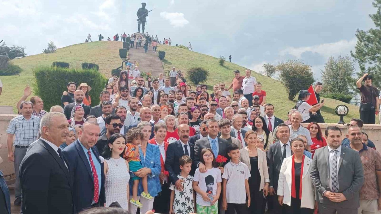 CHP Genel Başkanı Özgür Özel, Dumlupınar Şehitliği’ni ziyaret etti