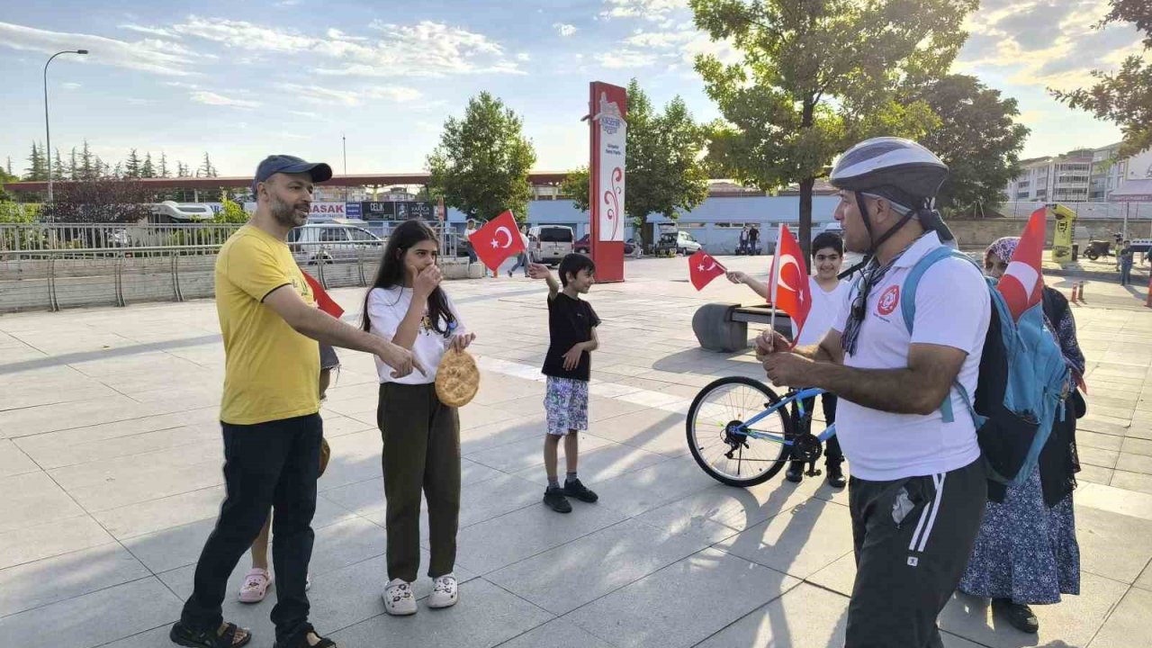 Askerlerin cephede tükettiği kuru ekmeği yaptırıp dağıttılar