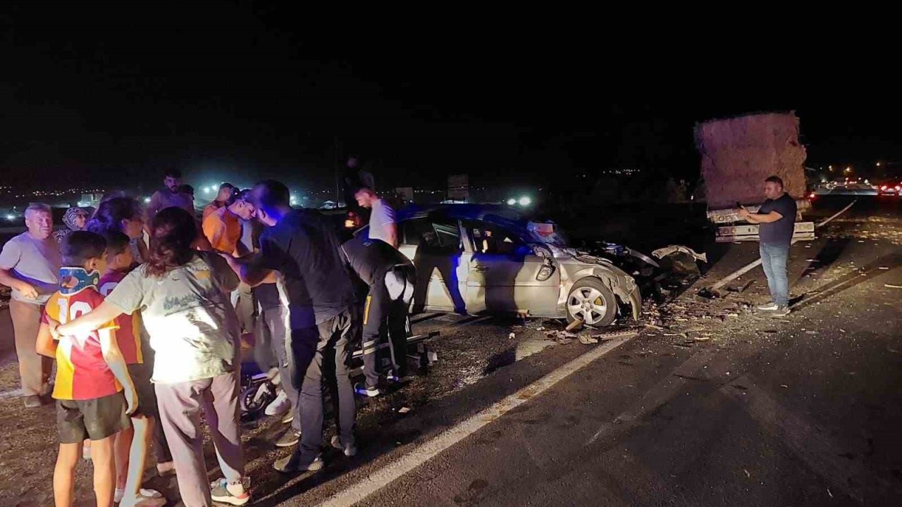 Saman yüklü tır ile otomobil çarpıştı: 8 yaralı