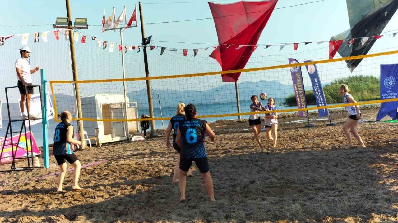 Köyceğiz’de 3. Zafer Kupası Plaj Voleybolu Turnuvası sürüyor