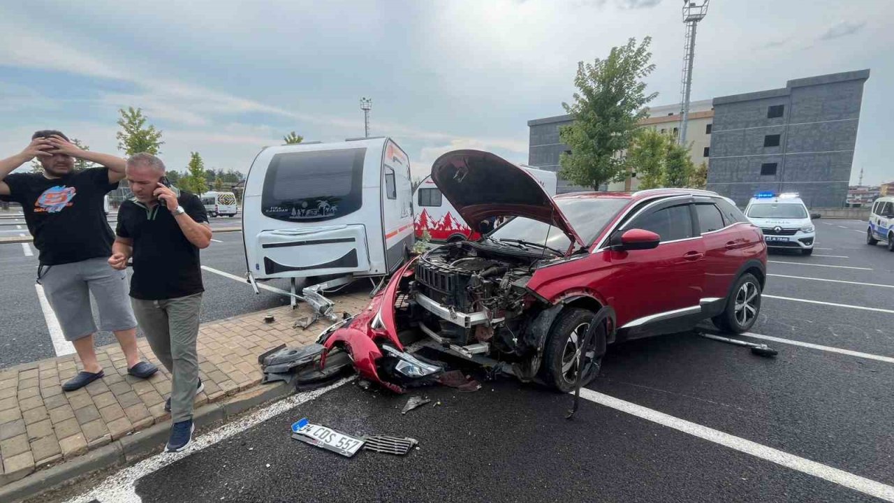 Hastane otoparkında park halindeki karavana çarptı