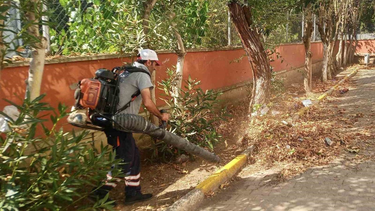 Körfez’de okul bahçeleri temizlendi