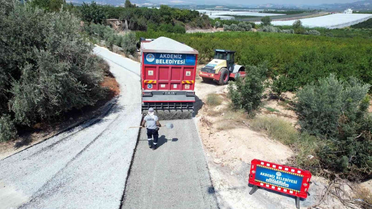 Akdeniz’de kırsal mahalle yolları asfaltlanıyor