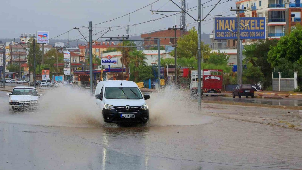 Antalya’da bir kilometre arayla iki mevsim yaşandı