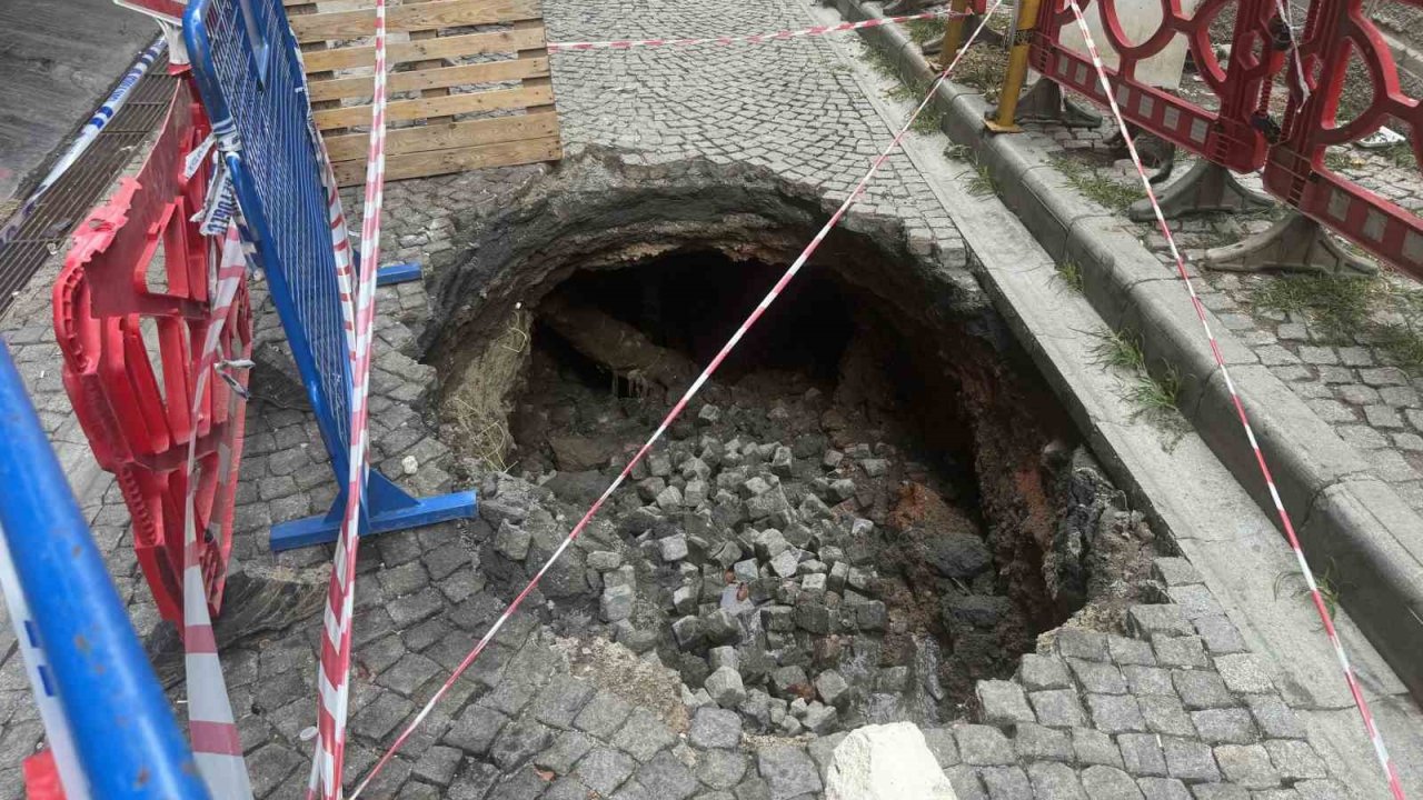 Beyoğlu’nda çöken yol güvenlik kamerasında