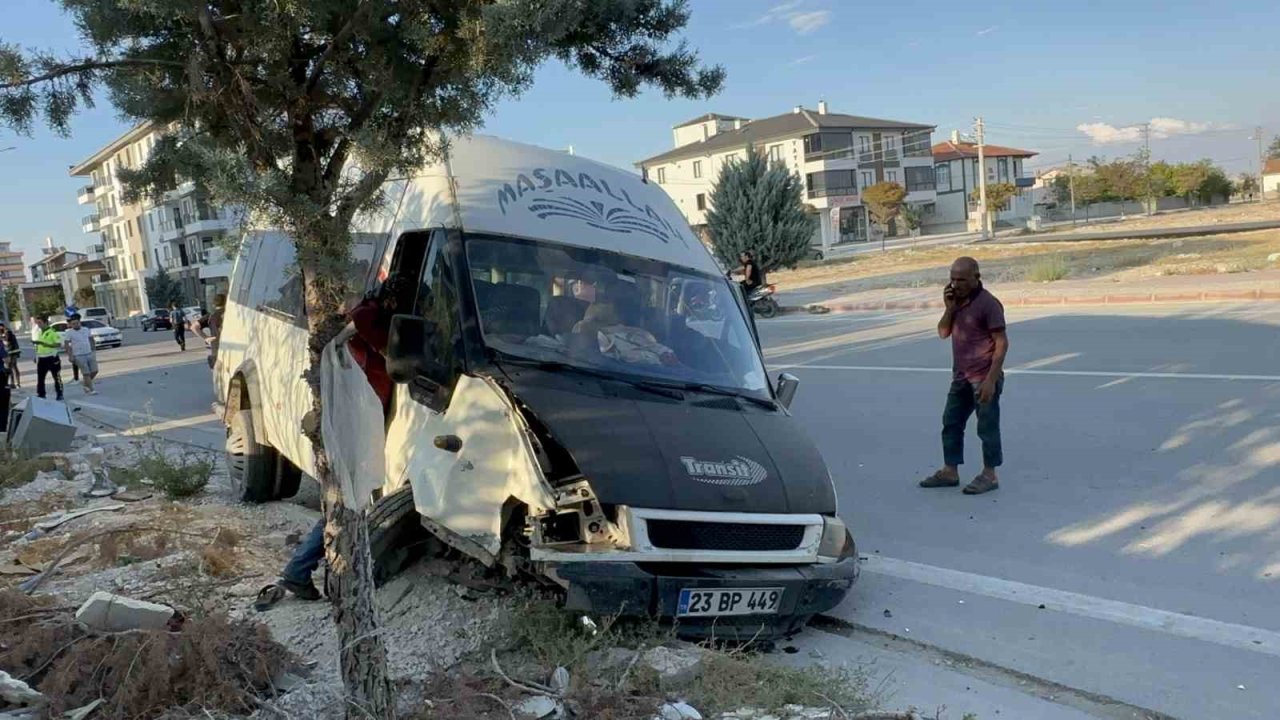 Tarım işçilerini taşıyan minibüsle otomobil çarpıştı: 15 yaralı