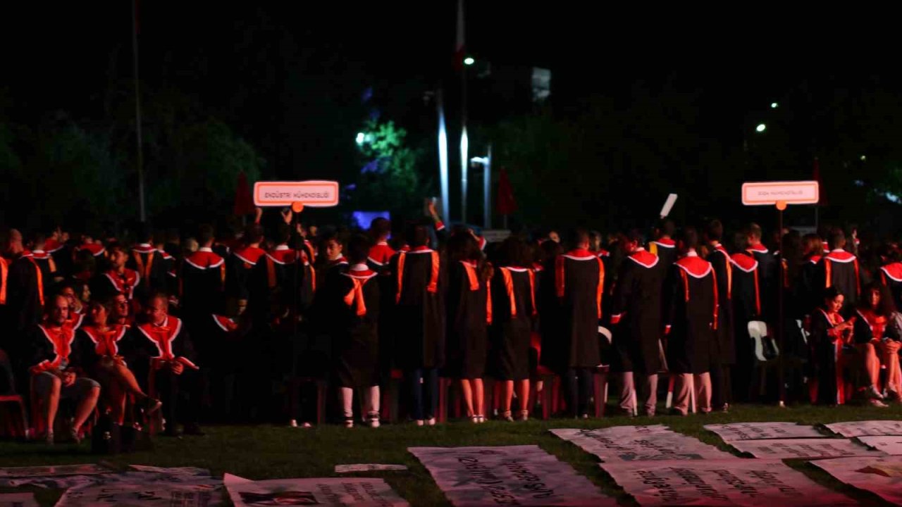 ODTÜ öğrencileri, 2 haftalık Rektör Yozgatlıgil’in konuşmasını sahnenin elektriklerini keserek protesto etti