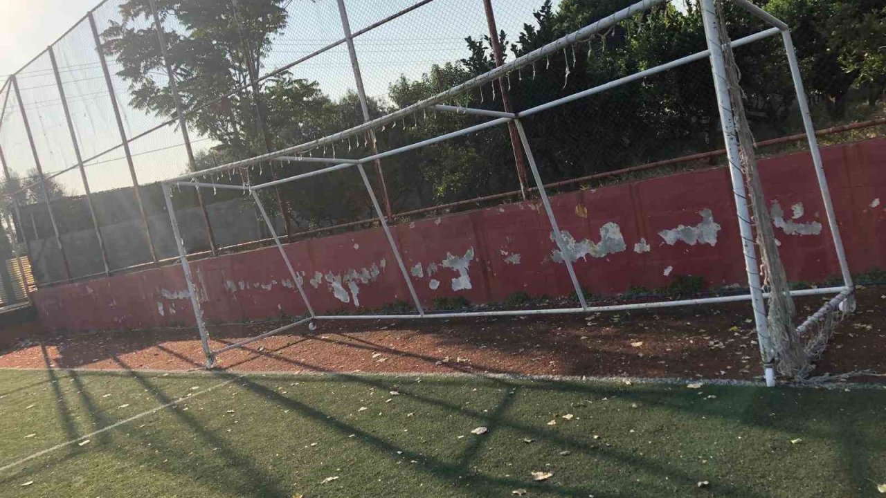 Narlıdere’deki Ali Artuner Stadyumu harabeye döndü