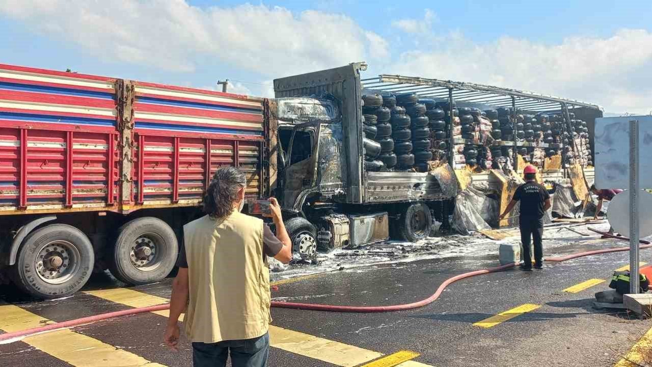 Bolu Dağı’nda korkutan kaza: Tırlar çarpıştı, alevler yükseldi