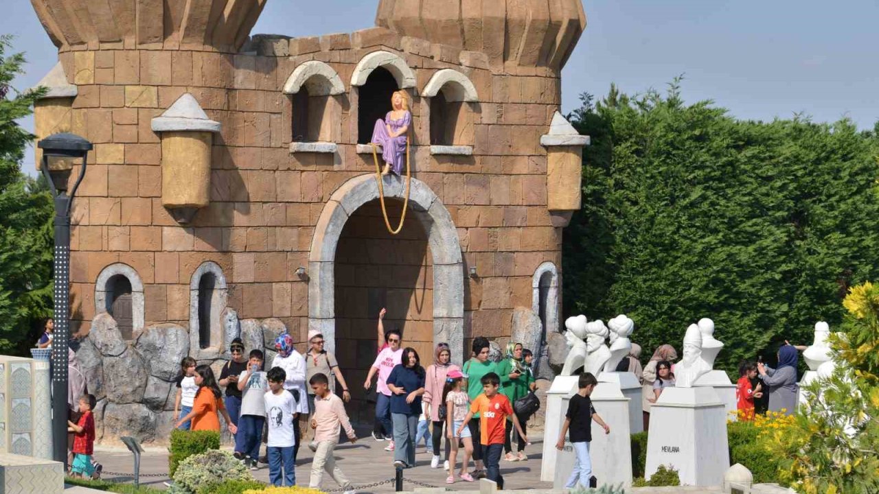 Konya’da yaz tatilinin gözdesi yine 80 Binde Devr-i Alem Parkı oldu