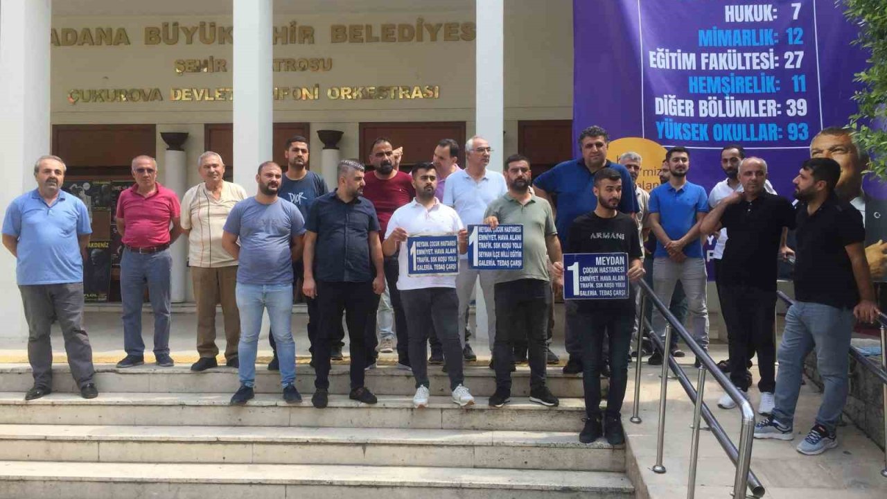 Adana’da dolmuş şoförleri belediye önünde eylem yaptı