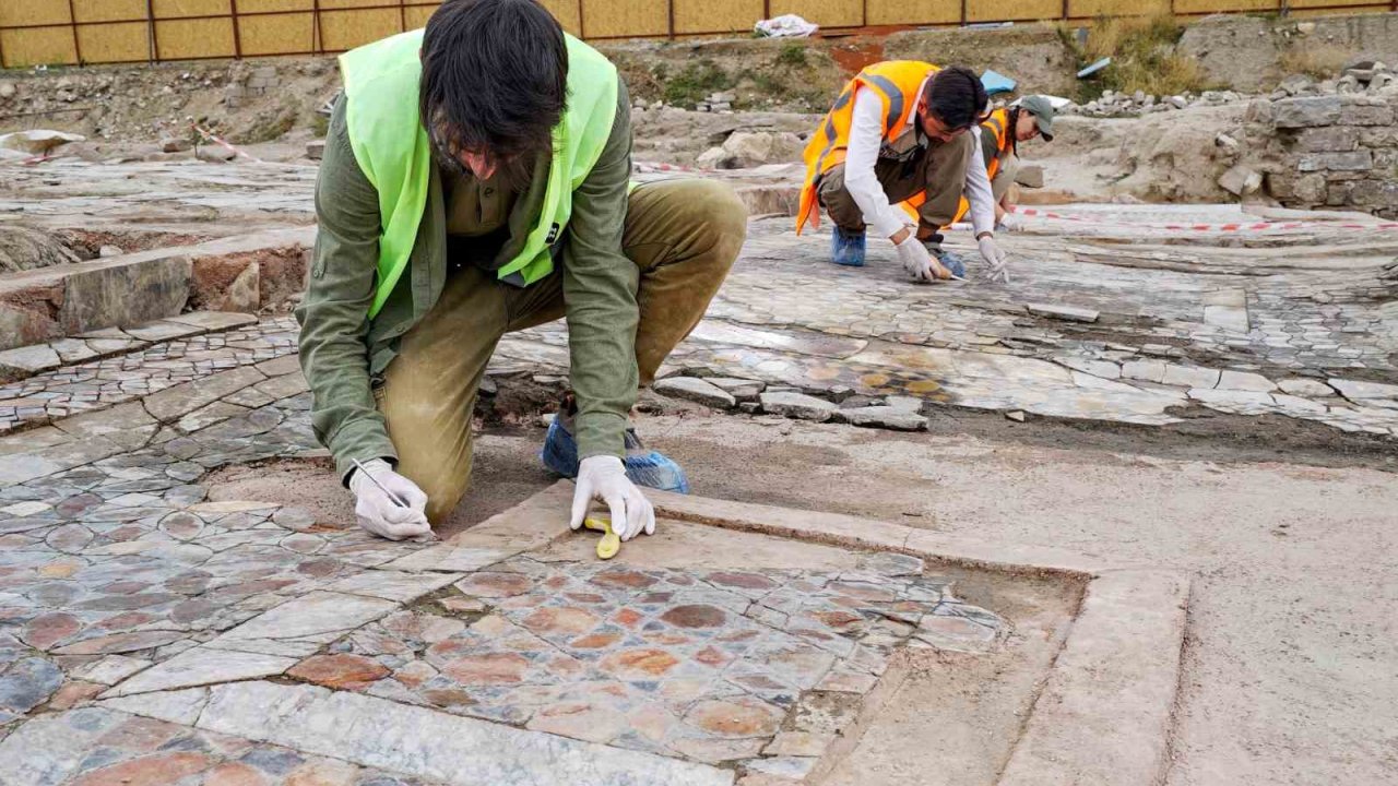 Konya merkezde gün yüzüne çıkarılan 5. yüzyıla ait mozaik ve eserler turizme kazandırılıyor