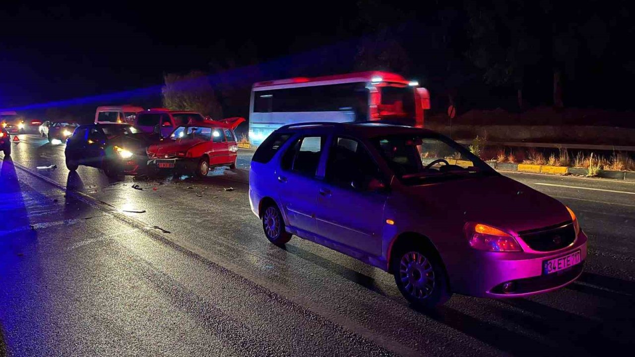 Antalya’da 3 araçlı zincirlemeli kaza: 1 yaralı