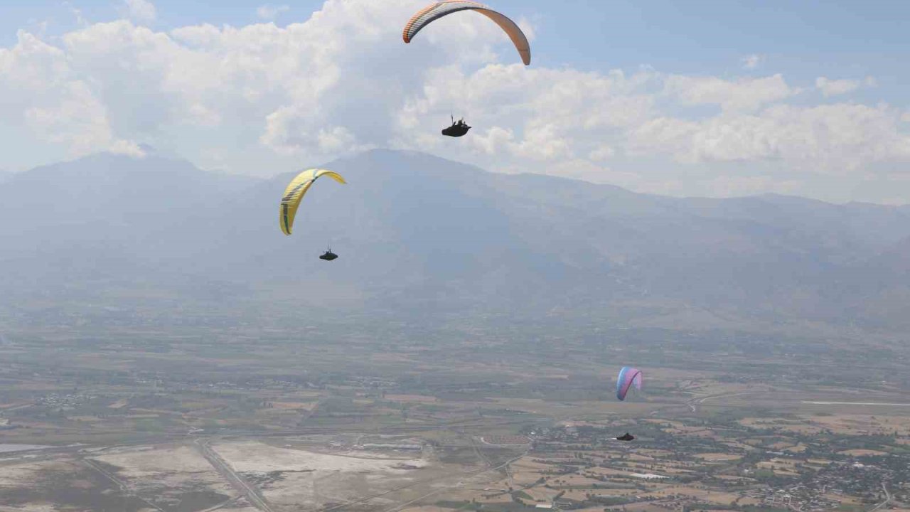 Erzincan’da gökyüzü paraşütçülerle şenlendi