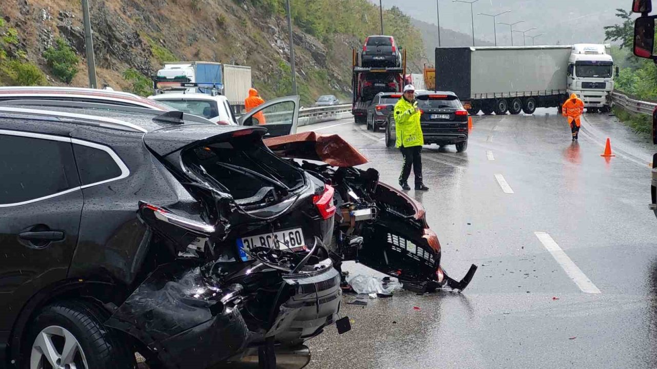 Samsun’da 7 araçlı zincirleme kaza: 1’i ağır 6 yaralı