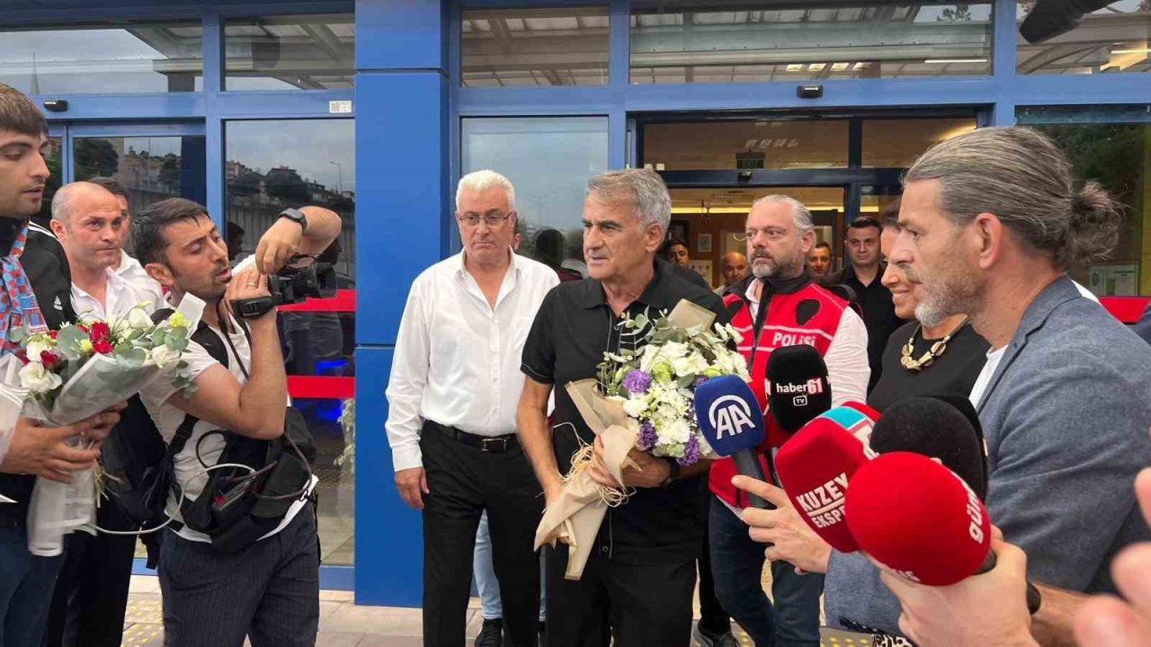 Şenol Güneş, Trabzon’da çiçeklerle karşılandı