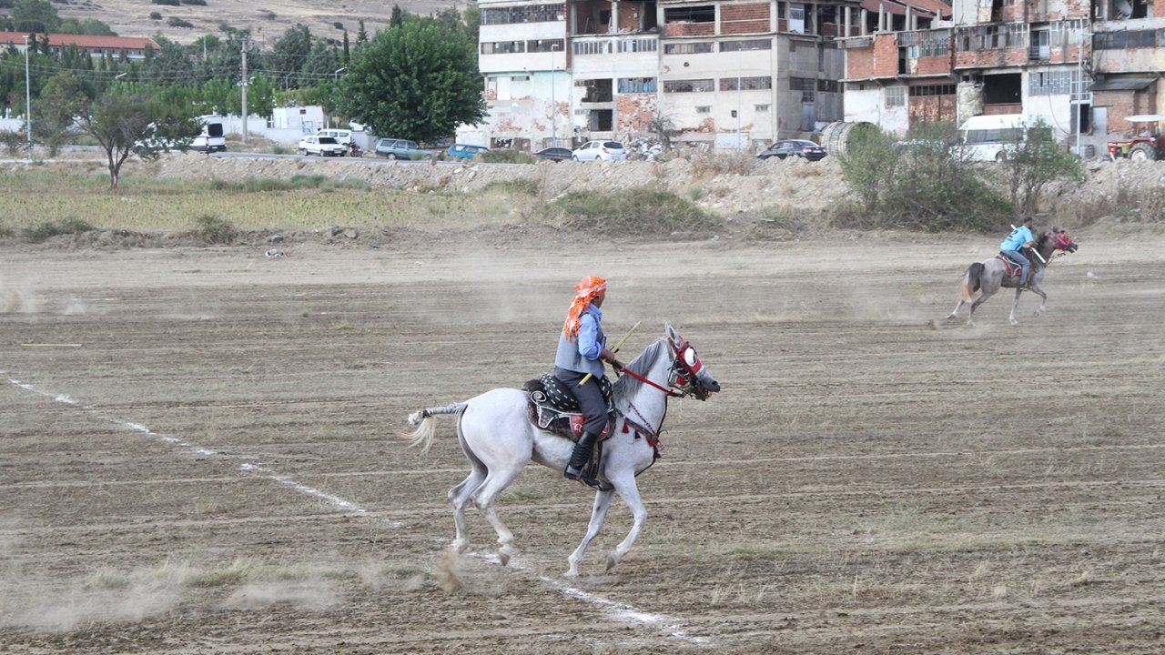 Kula’da atlı cirit müsabakaları nefes kesti