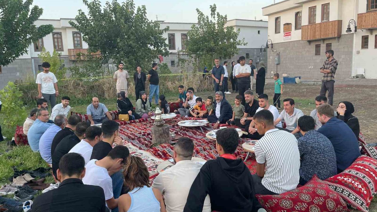 Diyarbakır’da Sezai Karakoç hatırasına gençler kitaplarıyla bir araya geldi