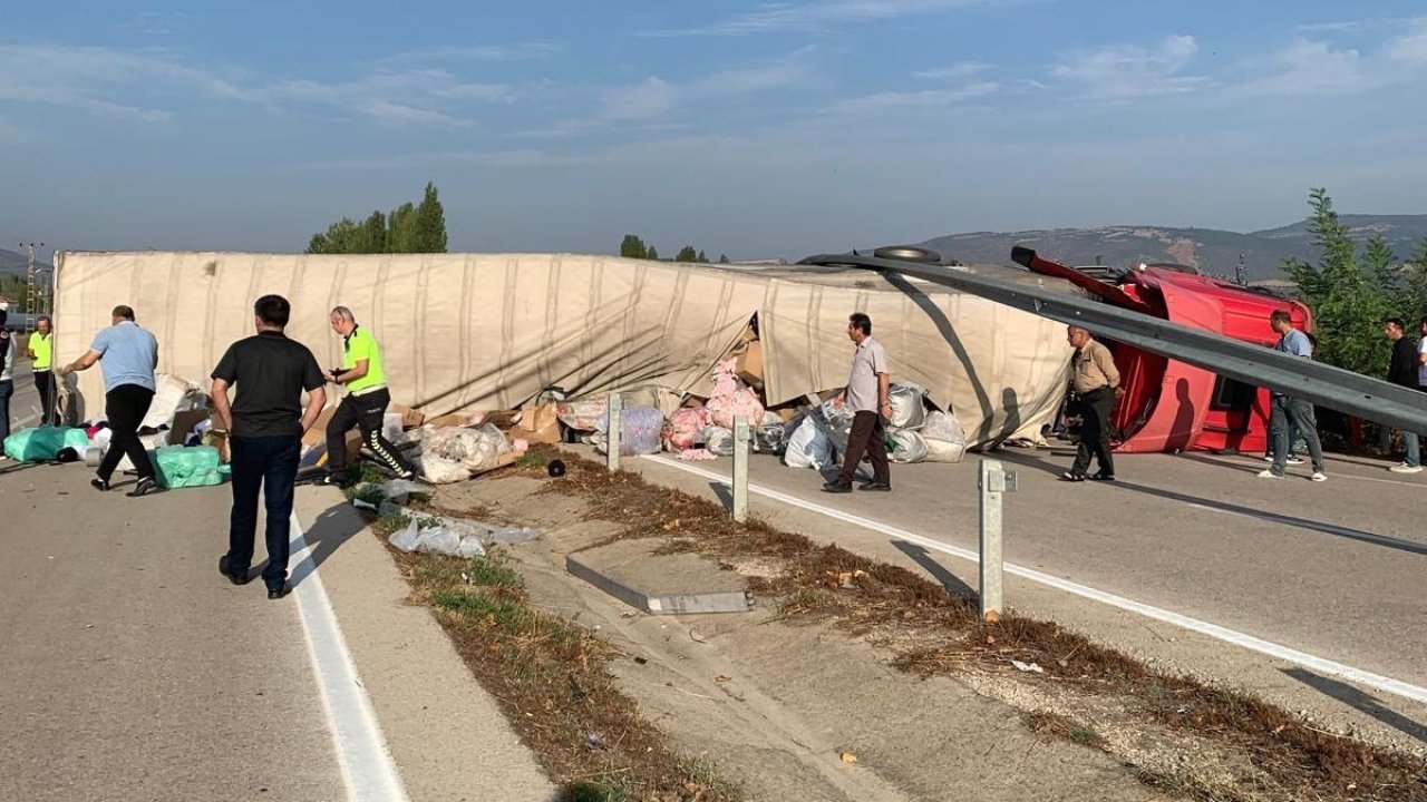 Geri geri dikkatsizce yola çıkan tankere tır çarptı: Kaza anı kamerada