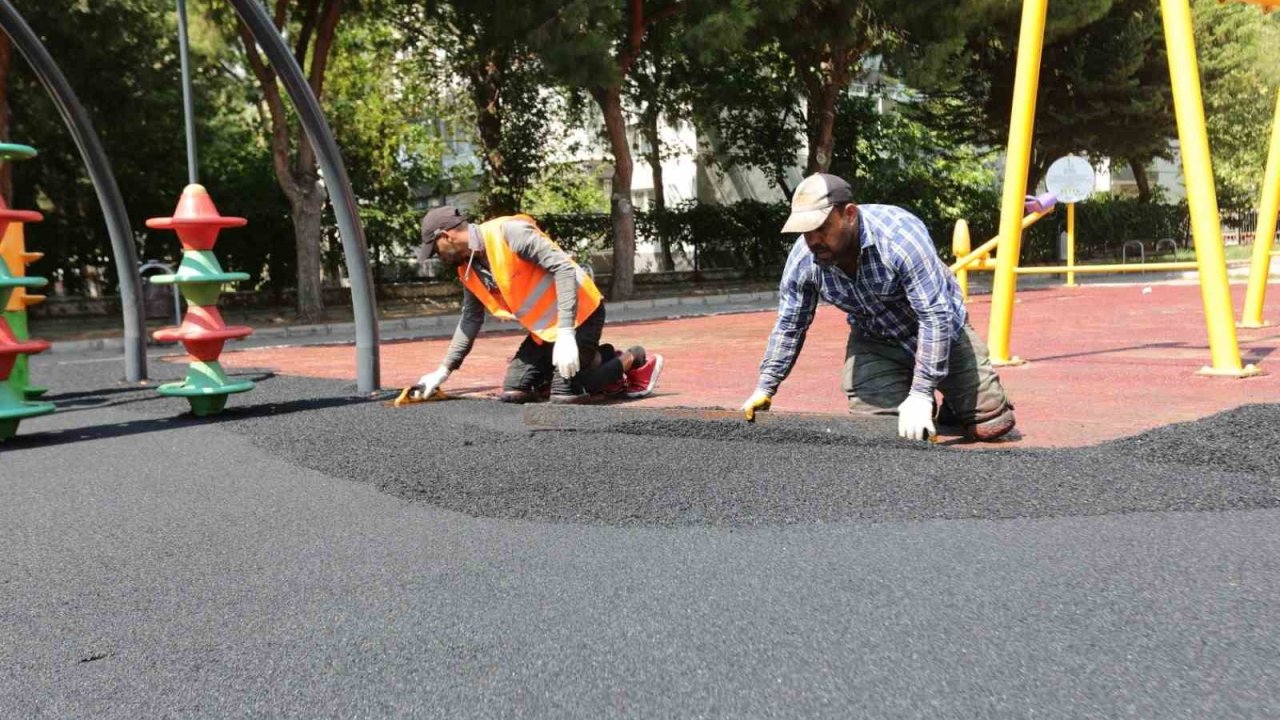 Bayraklı’da parklar yenileniyor