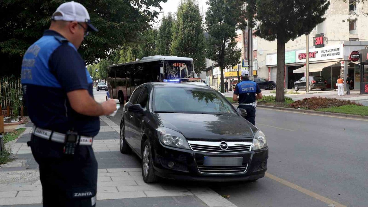 Zabıta kaldırımlara park eden araçları affetmedi