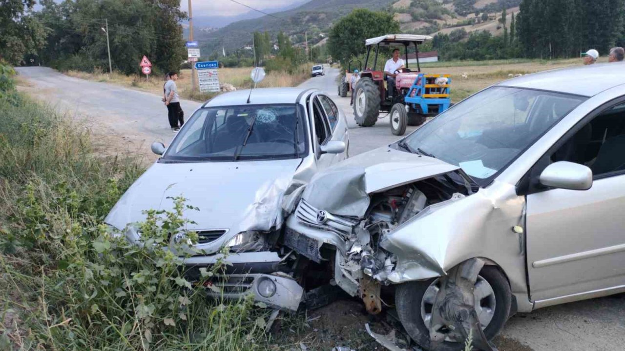 Amasya’da iki otomobil kafa kafaya çarpıştı: 2’si çocuk 5 yaralı