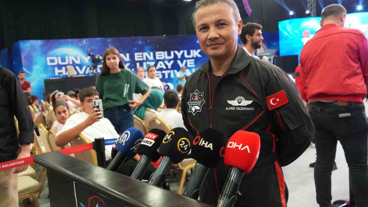 Uzaya çıkan ilk Türk Astronot Gezeravcı, Teknofest’te gençlerle buluştu