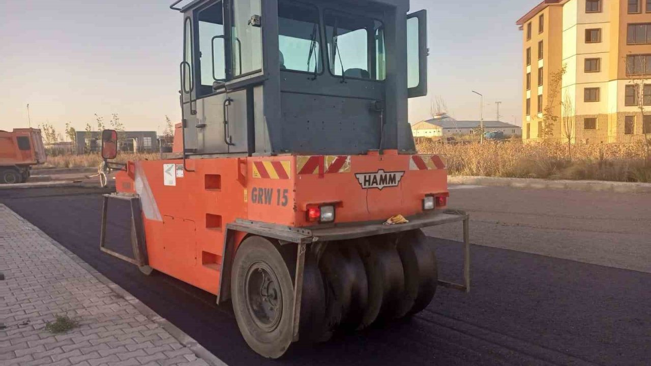 Kars’ta yeni otogar için sıcak asfalt yol çalışmaları başladı