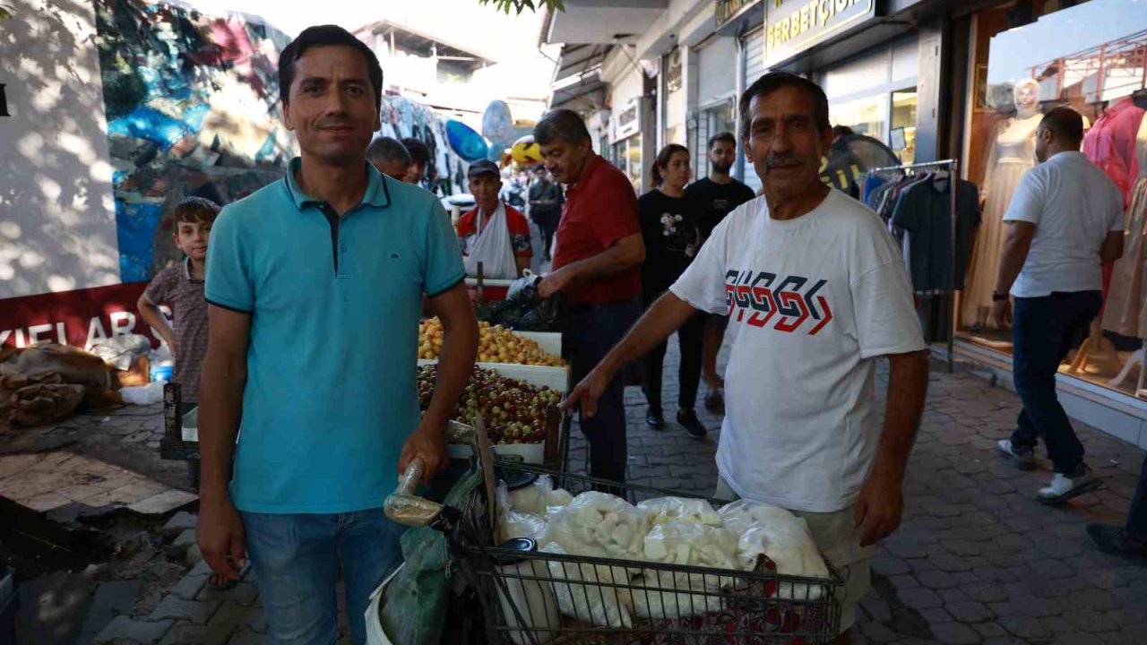 Kuş dili konuşarak adeta bülbül gibi şakıyan iki esnaf ilgi odağı oldu