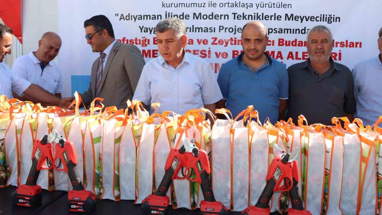 Adıyaman’da 46 çiftçiye akülü budama makası hibe edildi