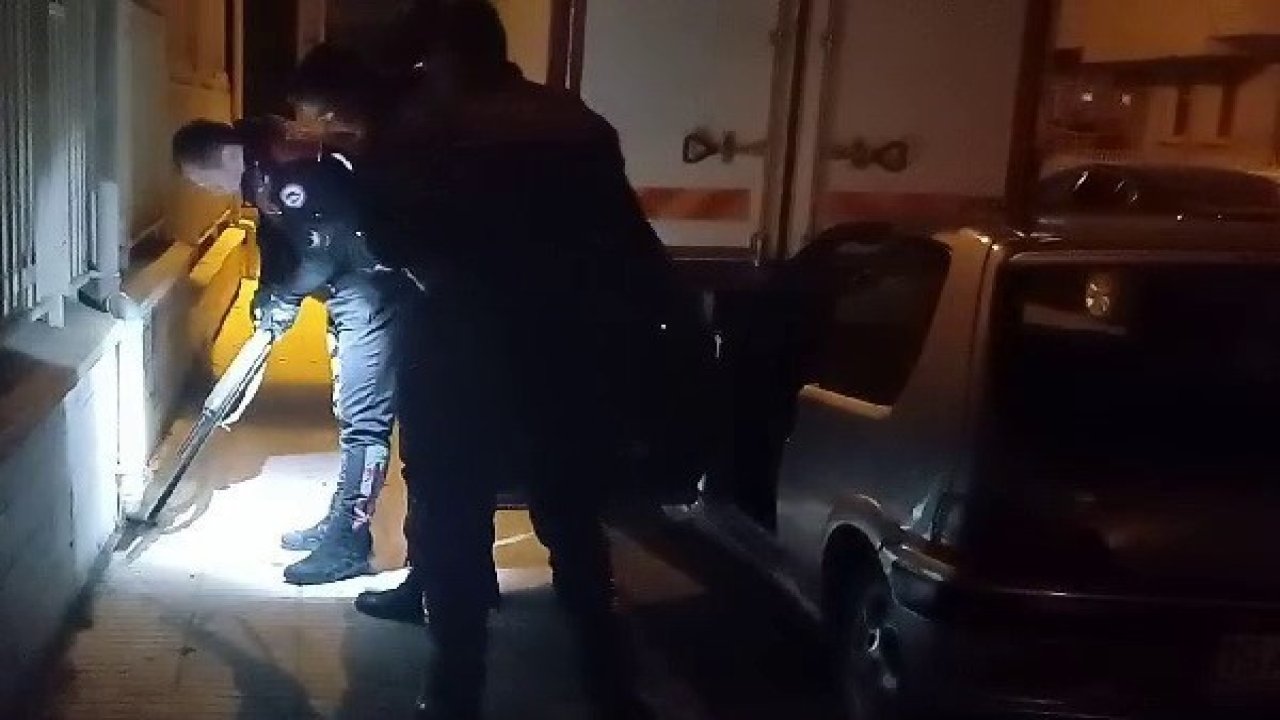 Kavga ihbarına giden polis ekipleri ruhsatsız tüfek ele geçirdi