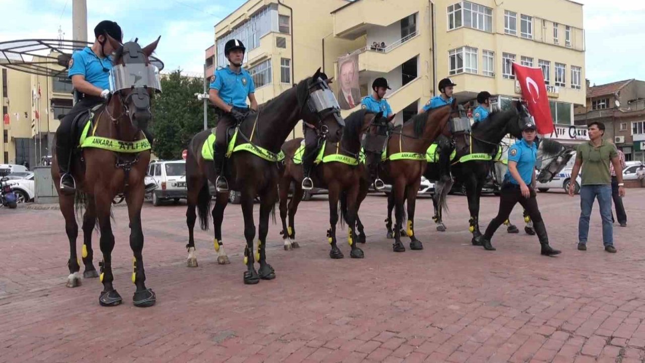 Atlı polisler Tavşanlı sokaklarında