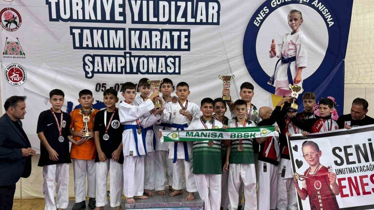 Manisa BBSK Yıldız Erkek Karate takımı Türkiye üçüncüsü